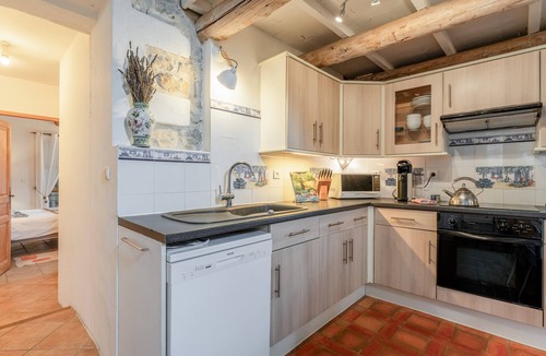 Lussan House | Cottage 'Gite Pour 4 À 6 Personne' with Shared Pool, Shared Terrace and Wi-Fi