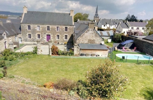 Saint-Thelo House | Cottage in the west wing of a manor at St-Thelo
