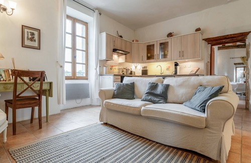 Lussan House | Cottage 'Luxury Lodge For 2 People' with Shared Pool, Wi-Fi and Air Conditioning