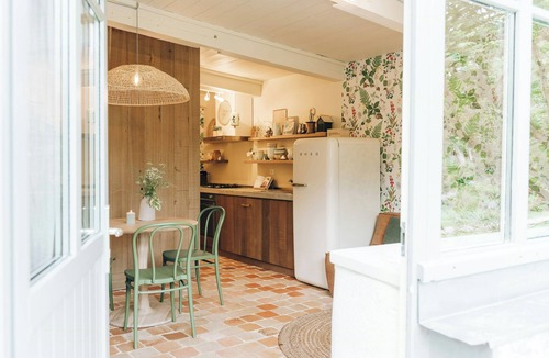Plelo House | Cottage with glasshouse near Binic