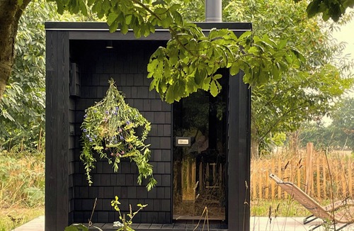 Plelo House | Cottage with glasshouse near Binic