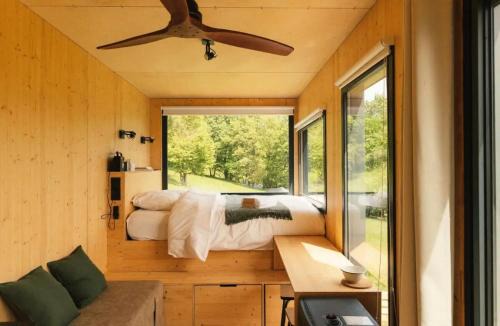 Ausseing Cabin | Courneillac - Parcel Tiny House - Tiny house vue Pyrénées entourée par les chèvres MAE-5233