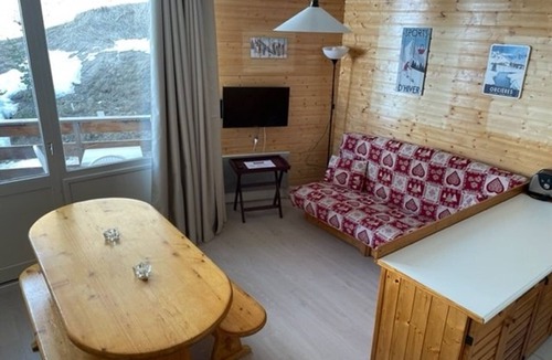 Orcieres-Merlette Apartment | Cozy 3-Room Apartment for 7 with Mountain Views, Ski-in/Ski-out, Close to Amenities, Free WiFi