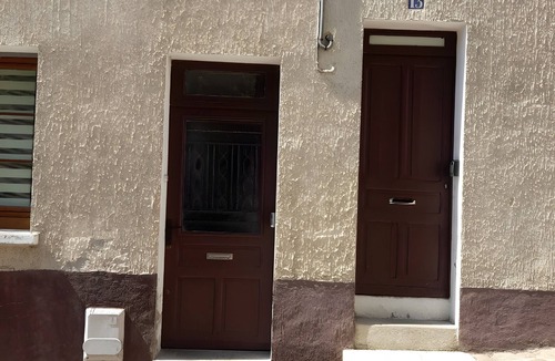 Joigny Apartment | Cozy Apartment in Joigny Historic Center – Sleeps 4