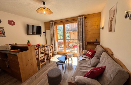 Les Claux Apartment | Cozy apartment in Vars for 4 people with sunny balcony