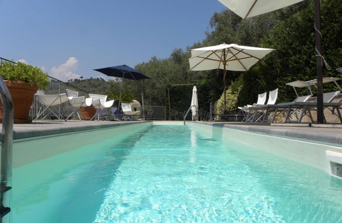 Civezza Apartment | Cozy apartment "La Piazzetta" in a building with a garden and swimming pool.