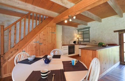 Pommerit-le-Vicomte Apartment | Cozy Breton longhouse with a peaceful garden