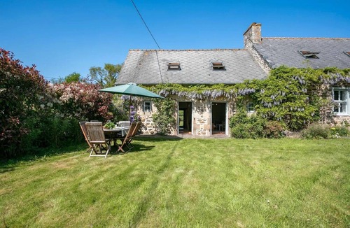 Pommerit-le-Vicomte Apartment | Cozy Breton longhouse with a peaceful garden