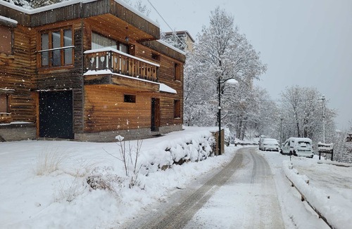 Pra Loup Ski Chalet | Cozy chalet for 9, large balcony, near slopes, private parking