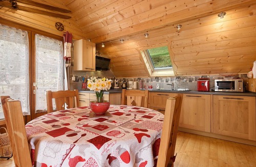 Gedre Ski Chalet | Cozy chalet with stunning mountain views – perfect for families or friends