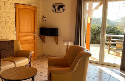Fontenoy-le-Chateau Cottage | Cozy Ground-Level Cottage with Terrace, Near Thermal Baths and Marina, Sleeps 4