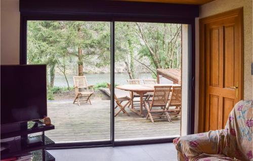 Pradines House | Cozy Home In Pradines With House Sea View