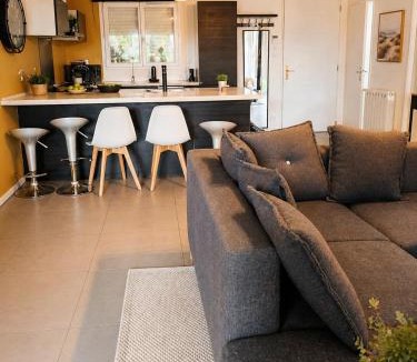 Leguevin House | Cozy house with garden and covered terrace