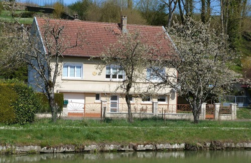 Vilosnes-Haraumont Cottage | Cozy Loft Retreat by the Meuse: Terrace, BBQ, Bikes, Kids' Games, Near Verdun & Adventure Park