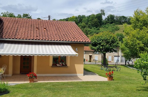 Naives-Rosieres Cottage | Cozy Retreat Near Bar-le-Duc: Family-Friendly Cottage with Spacious Garden