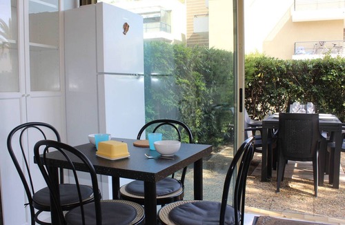 Villeneuve Loubet Beach Apartment | Cozy Studio with Large Garden, Steps from Beach, Parking Included