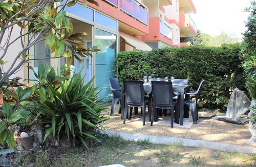Villeneuve Loubet Beach Apartment | Cozy Studio with Large Garden, Steps from Beach, Parking Included