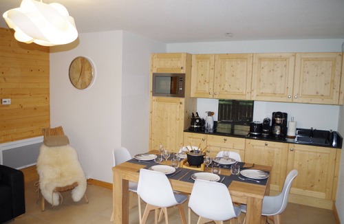 Mont-de-Lans Apartment | CRYSTAL CHALET APPT 52 M2 magnificent view of the Vallée Blanche, ski-in ski-out.