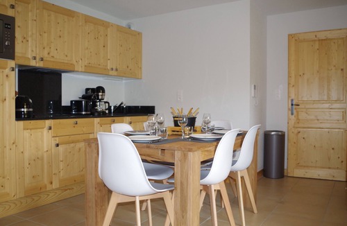 Mont-de-Lans Apartment | CRYSTAL CHALET APPT 52 M2 magnificent view of the Vallée Blanche, ski-in ski-out.