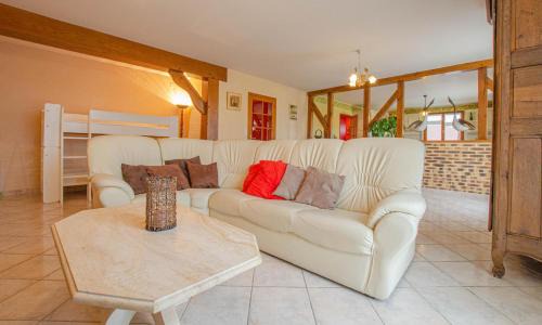 Avirey-Lingey House | Derrière les champs