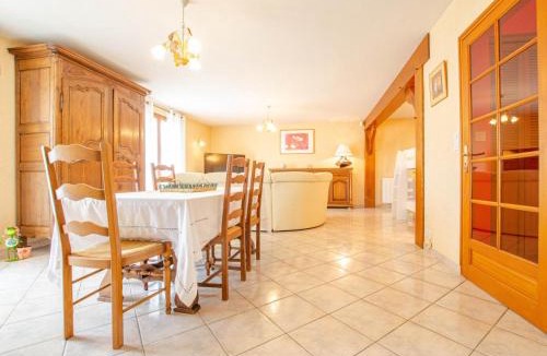 Avirey-Lingey House | Derrière les champs