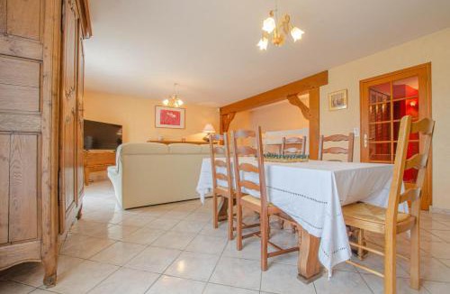 Avirey-Lingey House | Derrière les champs