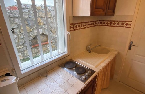 Ollioules Apartment | Detached studio apartment on a large property—in a residential neighborhood near the ocean