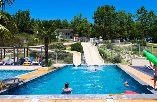 Mauroux Villa | Detached villa for 4 people, 1 bathroom, valley view, 6-person hot tub