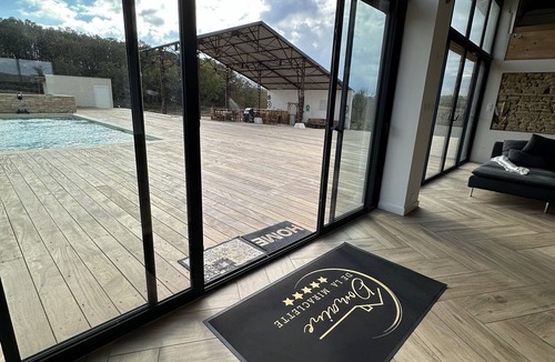 Lias House | Domaine au Milieu de 12 ha Avec Bois et lac , Piscine,jacuzzi et Sports !