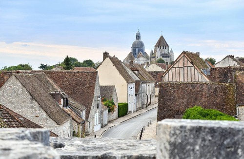 Provins House | Domaine de l'Ormerie Provins, accommodation with garden ideal for families.