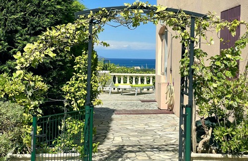 Cogolin Condo | DREAM VIEW! Terrace, pools, tennis, parking, A/C, top WiFi (workation), 2 wc
