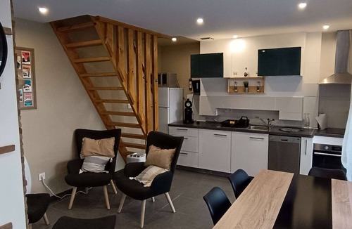 Luz-Saint-Sauveur House | Duplex T3 Calme avec Terrasse, Proche Thermes, 2 Chambres, Wifi Gratuit, Parking, Non Fumeur.