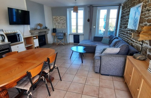 Saint-Broladre Cottage | Écolier de la Baie, 3*, sleeps 6, a former school in the Bay of Mont Saint-Michel