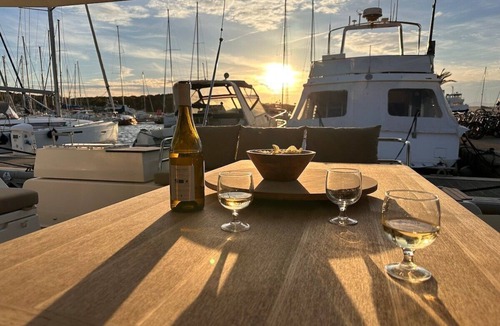 Porquerolles Boat Rental | EDEN modern catamaran for 2 to 8 p. at the dock