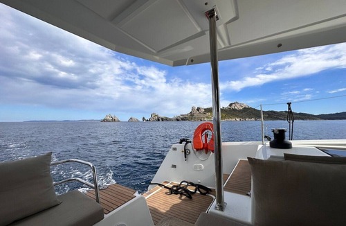 Porquerolles Boat Rental | EDEN modern catamaran for 2 to 8 p. at the dock