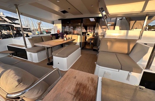 Porquerolles Boat Rental | EDEN modern catamaran for 2 to 8 p. at the dock