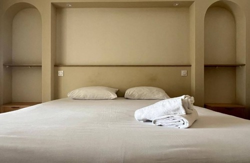 Sanary-sur-Mer Hotel | Elegant Coastal Room for 4 With Easy Access to Beaches and Port