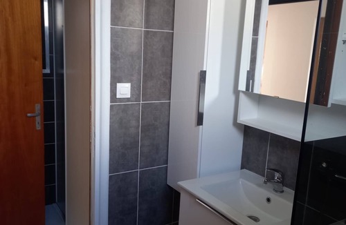 Lavelanet Bed & Breakfast | Elegant, fully-equipped guest room facing the Ariege Pyrenees, TV and WIFI.