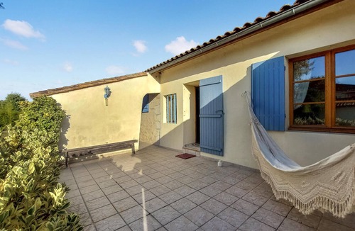 Ambares-et-Lagrave House | Enjoy a relaxing vacation in this vacation home on the lake.