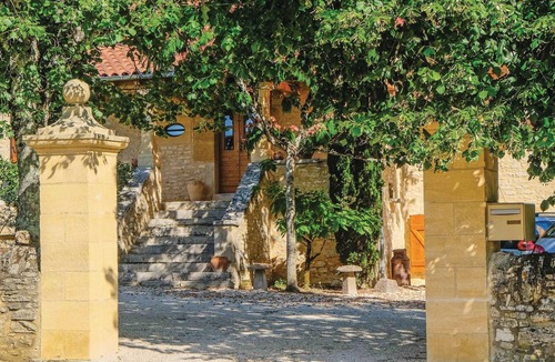 Gindou House | Enjoy peace and charm in this impressive French farmhouse with swimming pool.