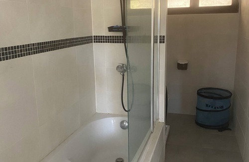 Aussonne Hotel | Entire apartment in lakefront house two bedrooms living room kitchens bathtub