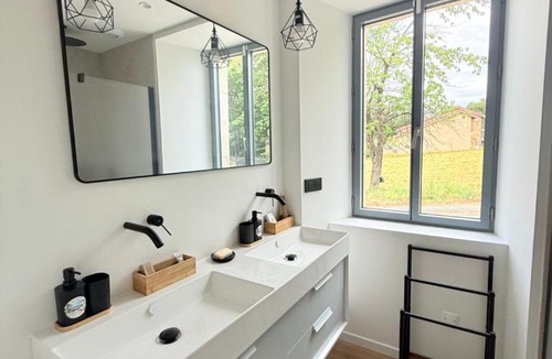 Figarol House | Entrée indépendante - Suite spacieuse - Bain îlot - Jardin privé & Vue Pyrénées