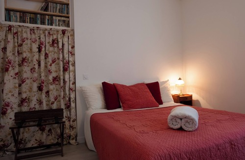 Pontrieux Bed & Breakfast | ESCALE BLEUE Private guest room with bathroom & lounge in 1930s boutique
