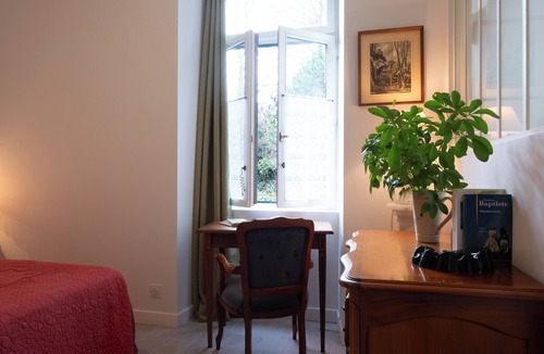 Pontrieux Bed & Breakfast | ESCALE BLEUE Private guest room with bathroom & lounge in 1930s boutique