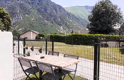 Bielle Apartment | Escapade Montagne en Famille, appartement cosy avec piscine couverte