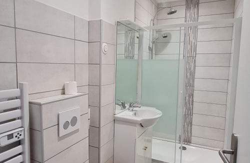 Lacroix-sur-Meuse Apartment | Escapade Nature au Parc de Lorraine - Gîte Lumineux pour 2-4 Pers, Activités & Détente - FR-1-585-91