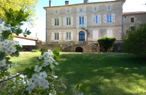 Savignac-les-Eglises Apartment | "Exotic" Room with Shared Terrace, Shared Garden, and Wi-Fi
