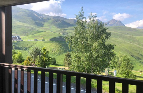 Gouaux-de-Larboust Apartment | Family apartment near slopes with balcony and Spassio access
