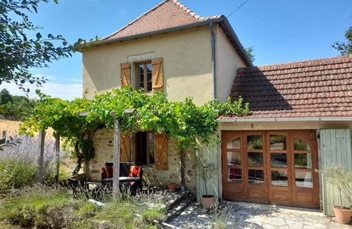 Villeneuve d'Aveyron Villa | Farmhouse in countryside, pet friendly, private pool, sleeps 6