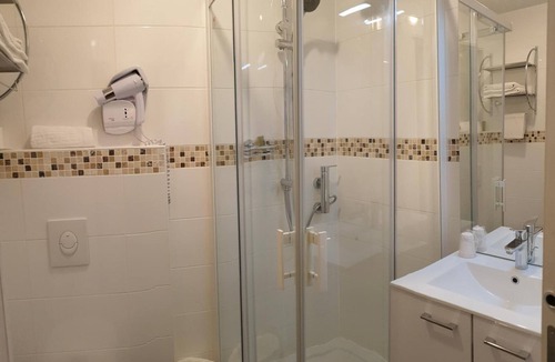 Dun-sur-Meuse Hotel | FASTHOTEL LE RALE DES GENETS - Un hôtel FH COLLECTION